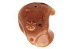 Fotografía de un instrumento de ayuda para la audición, dentro de la oreja