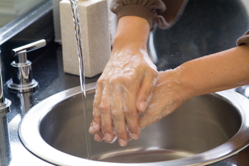 Vista de detalle de las manos que se lava