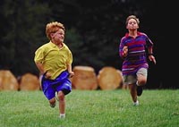 Imagen de dos niños corriendo