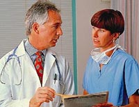 Imagen de un médico y una enfermera que examinan a un paciente