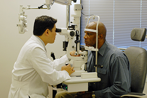 Paciente siendo examinado por un optometrista.