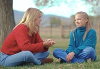 Imagen de una mujer hablando con una adolescente