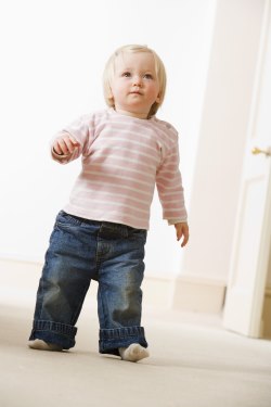 Un niño pequeño caminando