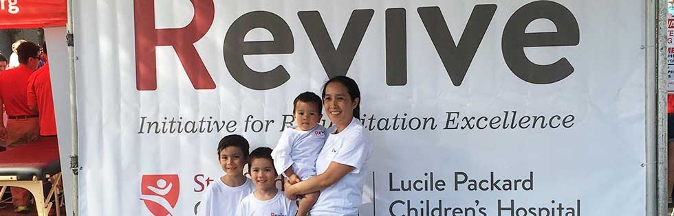 Familia en el stand de Revive