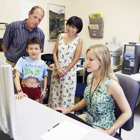 familia mirando la computadora